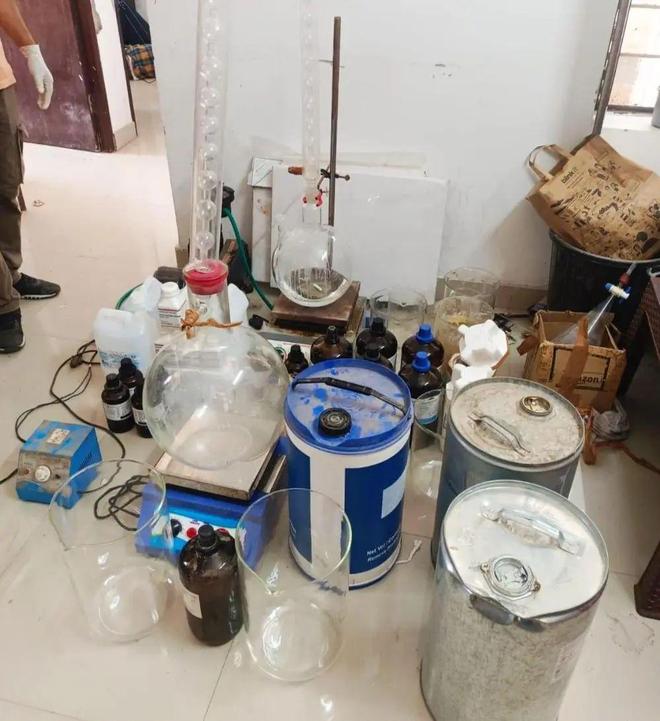 两教师联手制毒2个月竟狂赚1300万 坦言受美剧《绝命毒师》启发(图2)