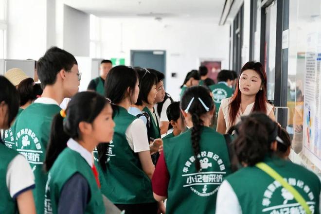 小记者探科技 探秘生命密码：走进生物实验室感受“神奇微生物”的独特魅力(图2)