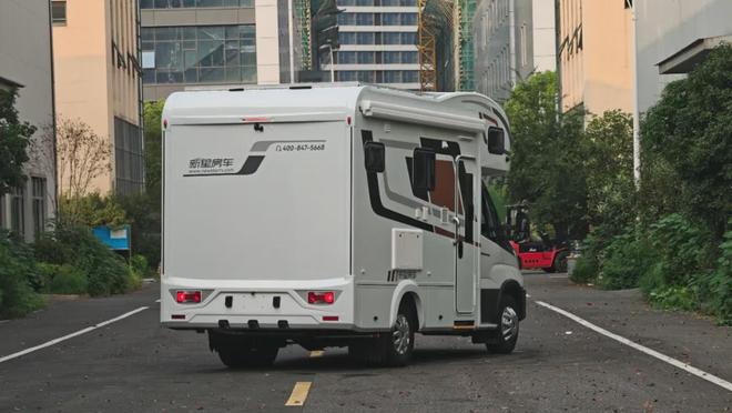 太划算了！进口依维柯房车价格进入5开头高配带空悬航空座椅(图3)