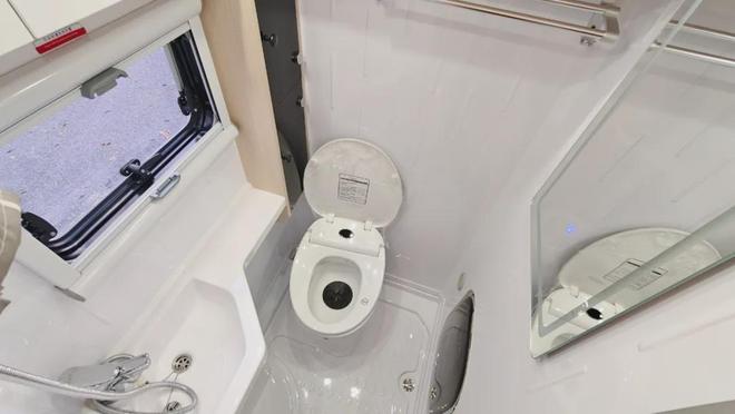 太划算了！进口依维柯房车价格进入5开头高配带空悬航空座椅(图8)