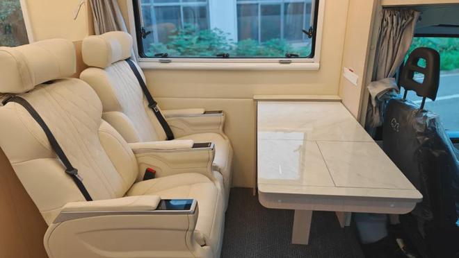 太划算了！进口依维柯房车价格进入5开头高配带空悬航空座椅(图6)