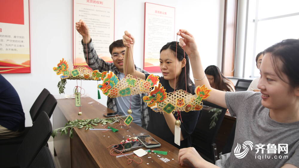 端午仪式感拉满!滨州创意活动让市民亲手制作“会祈福的龙舟”(图1)