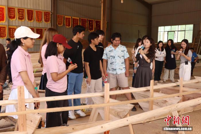 外国留学生江西体验龙舟制作感受中华传统文化魅力(图1)